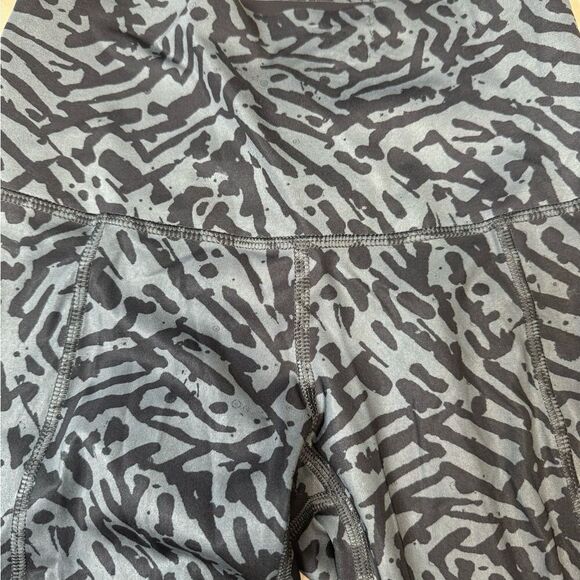 Lululemon Hot to Street Crop Biggie Brushed Animal Coal Black Legging Size 4 EUC - Picture 5 of 11